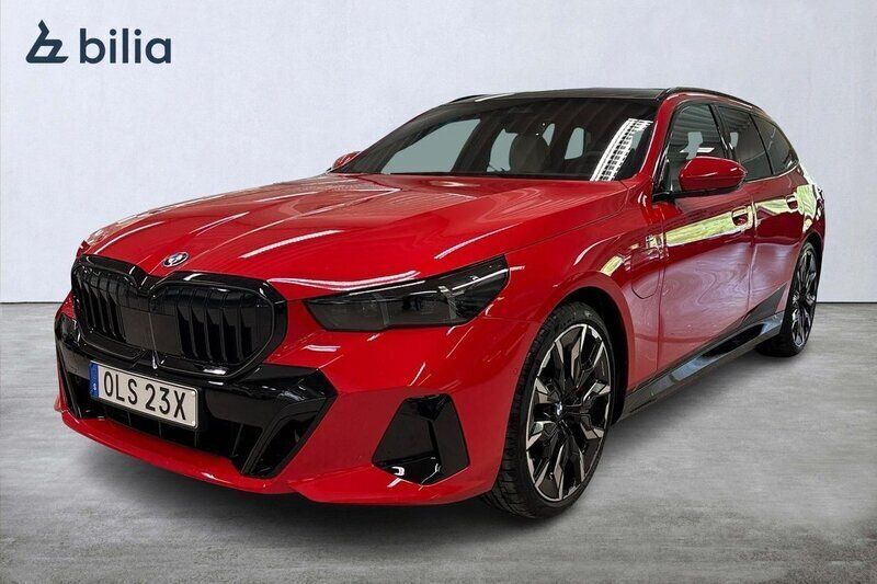 Röd (st. james röd) Begagnad 2025 BMW 550e M Sport Kombi | 989 900 kr (Marknadspris) - Bild 1/3