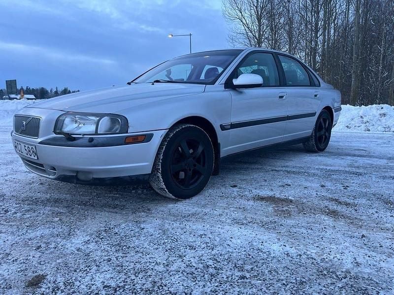 Silver Begagnad 2002 Volvo S80 Sedan | 29 900 kr (Marknadspris) - Bild 1/4