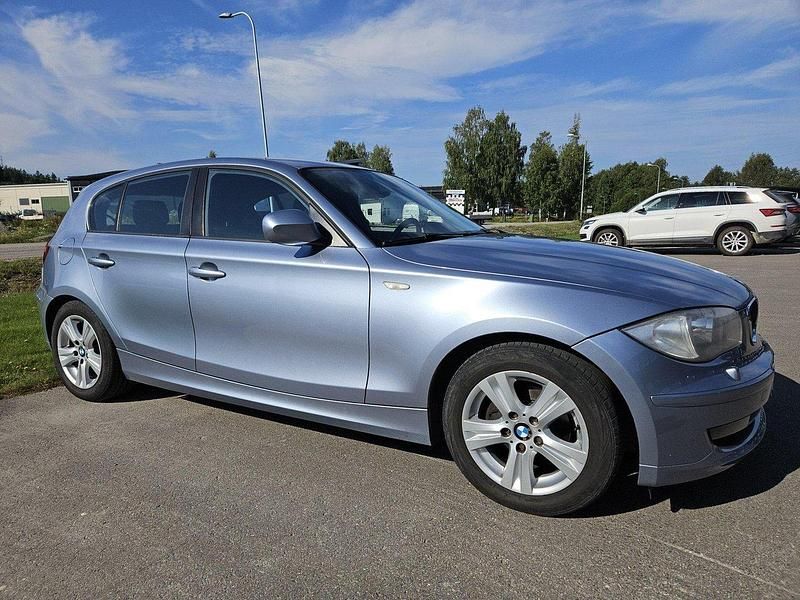 Blå Begagnad 2011 BMW 116 Halvkombi | 50 000 kr (Marknadspris) - Bild 1/4