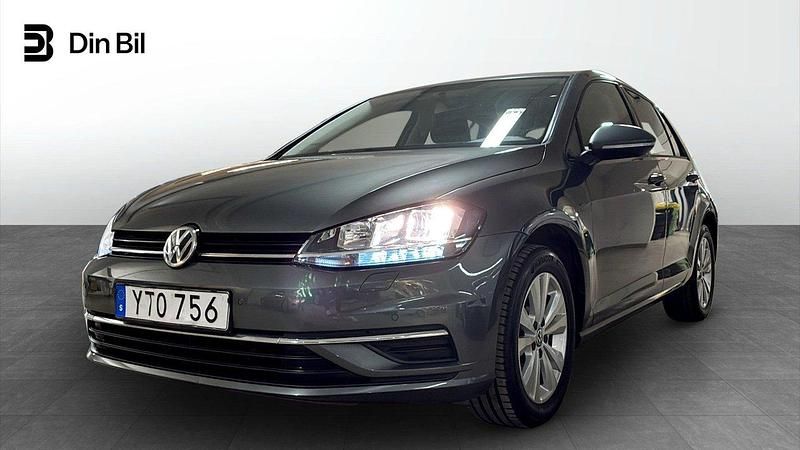 Mörkgrå Begagnad 2018 VW Golf VII Halvkombi | 189 900 kr (Marknadspris) - Bild 1/4