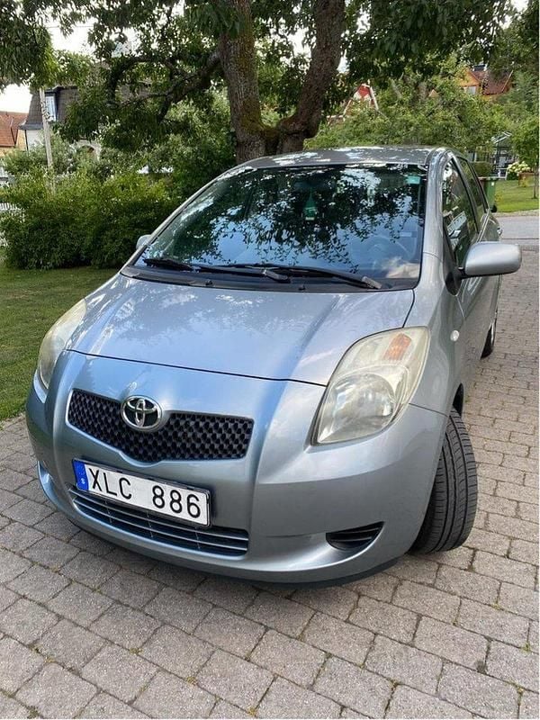 Grå Begagnad 2006 Toyota Yaris Halvkombi | 26 000 kr (Bra pris) - Bild 1/4