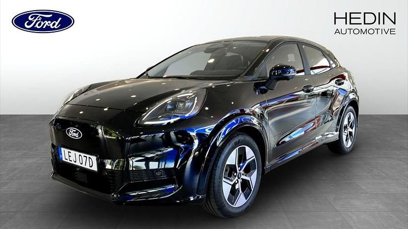Svart (black) Ny 2025 Ford Puma Gen-E Halvkombi | 397 375 kr - Bild 1/4