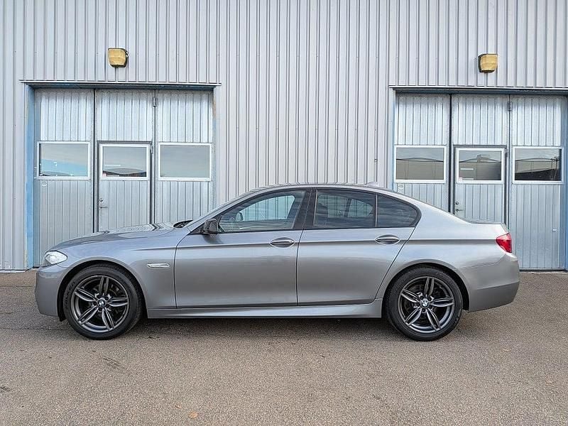 Grå Begagnad 2011 BMW 520 M Sport Sedan | 139 900 kr (Lite dyr) - Bild 1/4