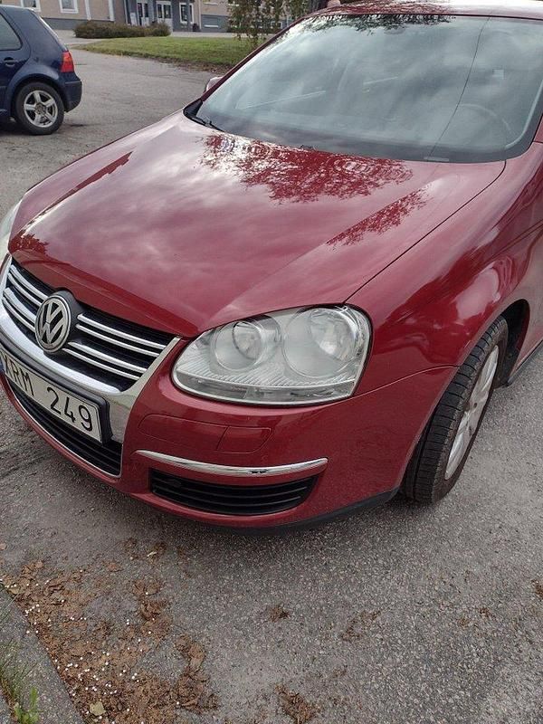 Röd Begagnad 2006 VW Jetta Comfortline Sedan | 23 000 kr - Bild 1/4