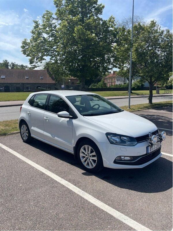Vit Begagnad 2017 VW Polo Halvkombi | 85 000 kr (Marknadspris) - Bild 1/4