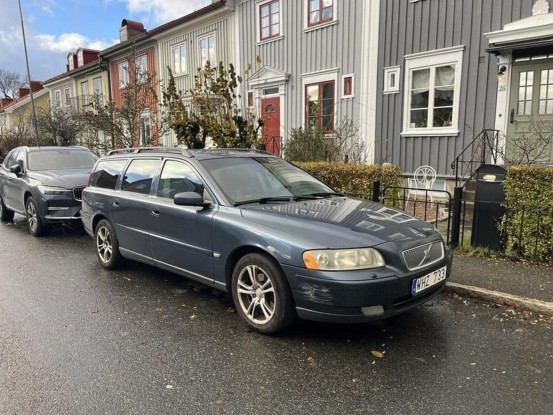 Blå Begagnad 2005 Volvo V70 Kinetic Kombi | 10 000 kr (Marknadspris) - Bild 1/4