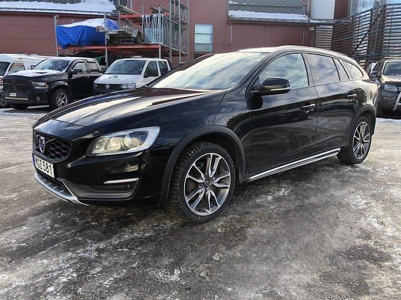 Svart Begagnad 2016 Volvo V60 CC Summum Kombi | 119 000 kr - Bild 1/4