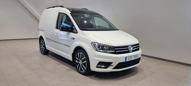 Flerfärgad (candyvit/svart tak) Begagnad 2018 VW Caddy Minibuss | 175 000 kr (Marknadspris) - Bild 1/4