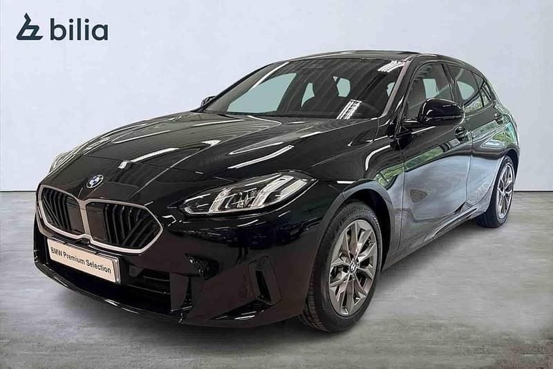 Svart Begagnad 2025 BMW 120 Halvkombi | 389 900 kr - Bild 1/1