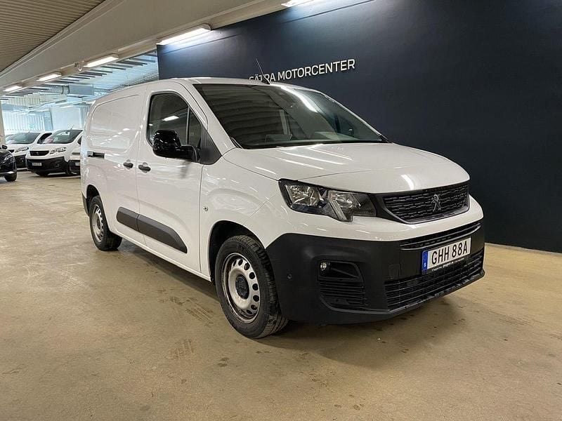 Vit Begagnad 2022 Peugeot Partner Minibuss | 229 900 kr (Dyr) - Bild 1/4