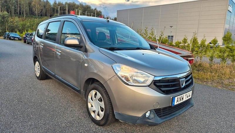 Ljusbrun Begagnad 2014 Dacia Lodgy Minibuss | 54 900 kr (Bra pris) - Bild 1/4