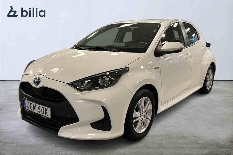 Vit Begagnad 2020 Toyota Yaris Hybrid Active Halvkombi | 209 800 kr (Marknadspris) - Bild 1/1
