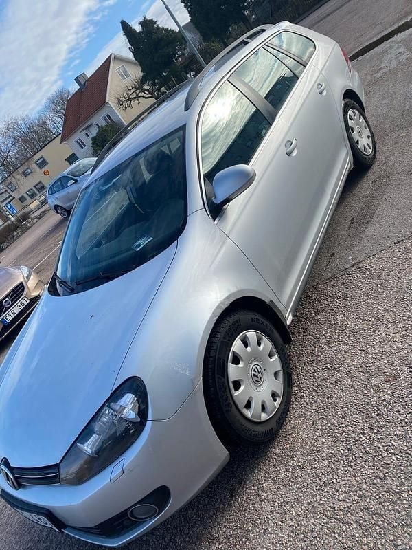 Begagnad VW Golf VI 102 HK (75 kW) 2011 Halvkombi