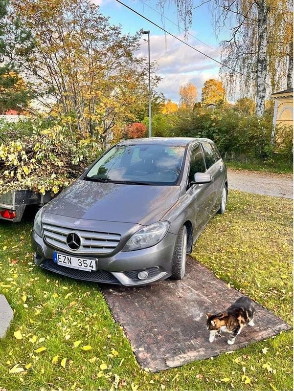 Grå Begagnad 2013 Mercedes B180 Minibuss | 45 000 kr (Superpris) - Bild 1/4