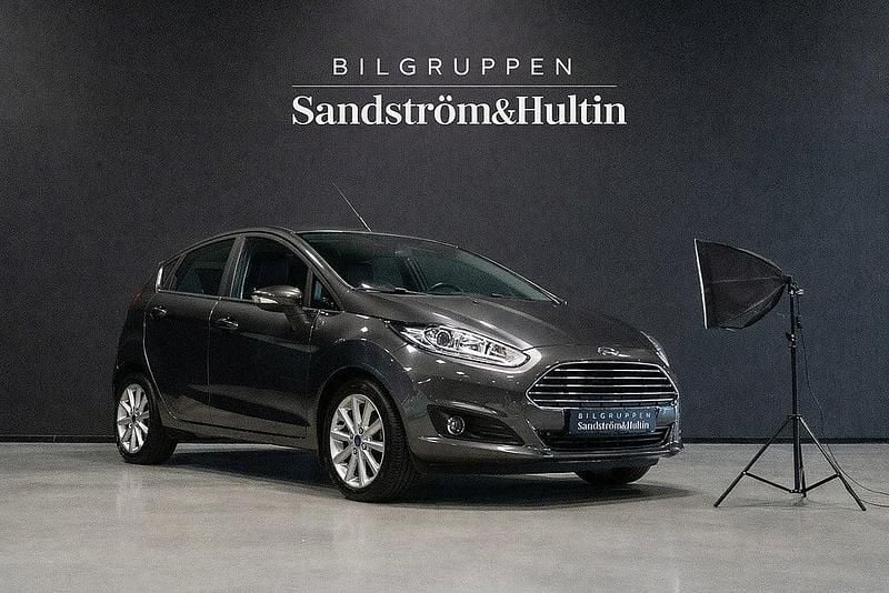 Grå Begagnad 2016 Ford Fiesta Titanium Halvkombi | 139 000 kr (Marknadspris) - Bild 1/4