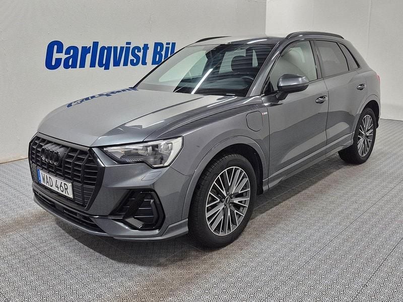 Grå (daytona grå metallic) Begagnad 2023 Audi Q3 S-Line SUV | 429 000 kr - Bild 1/4