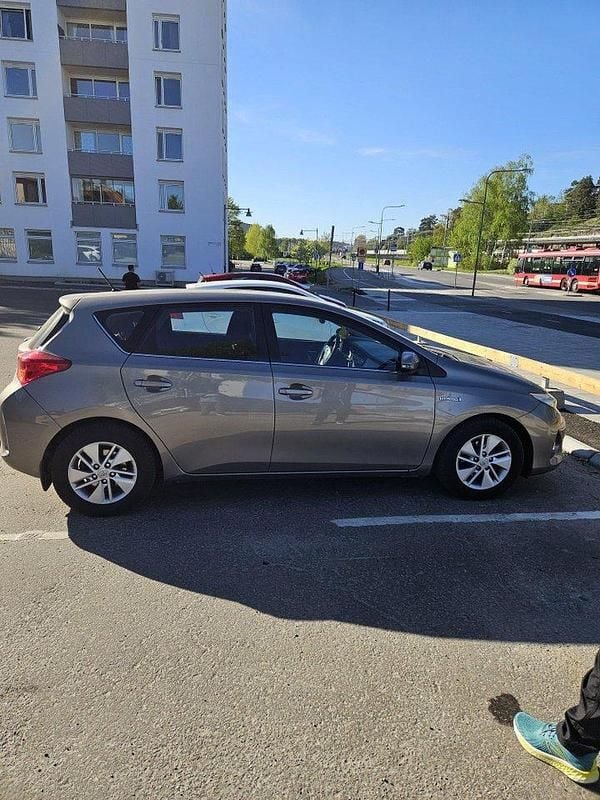 Brun Begagnad 2014 Toyota Auris Hybrid Active Halvkombi | 115 000 kr (Marknadspris) - Bild 1/4