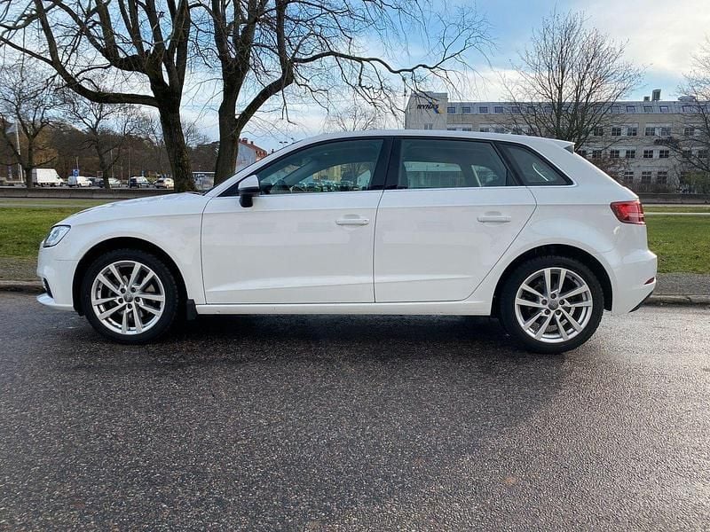 Vit Begagnad 2016 Audi A3 Sportback Comfort Halvkombi | 124 500 kr (Marknadspris) - Bild 1/4