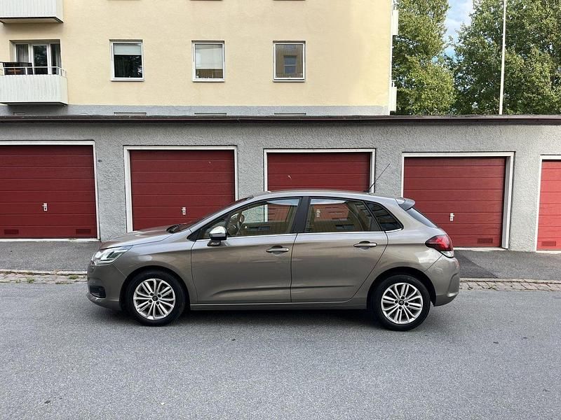 Grå Begagnad 2016 Citroën C4 Halvkombi | 62 000 kr (Superpris) - Bild 1/4