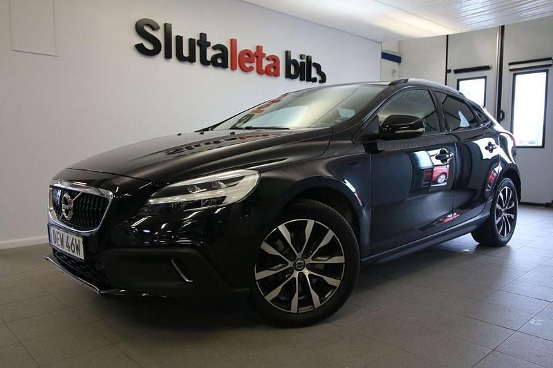 Svart Begagnad 2019 Volvo V40 CC Kombi | 194 900 kr (Marknadspris) - Bild 1/4