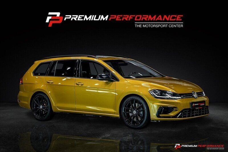 Gul (curcuma yellow metallic) Begagnad 2018 VW Golf VII R Kombi | 299 700 kr (Dyr) - Bild 1/4
