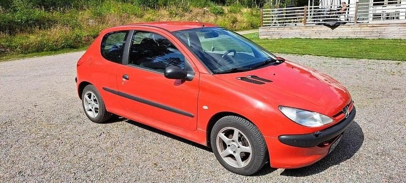Röd Begagnad 2001 Peugeot 206 Halvkombi | 6 500 kr (Bra pris) - Bild 1/3