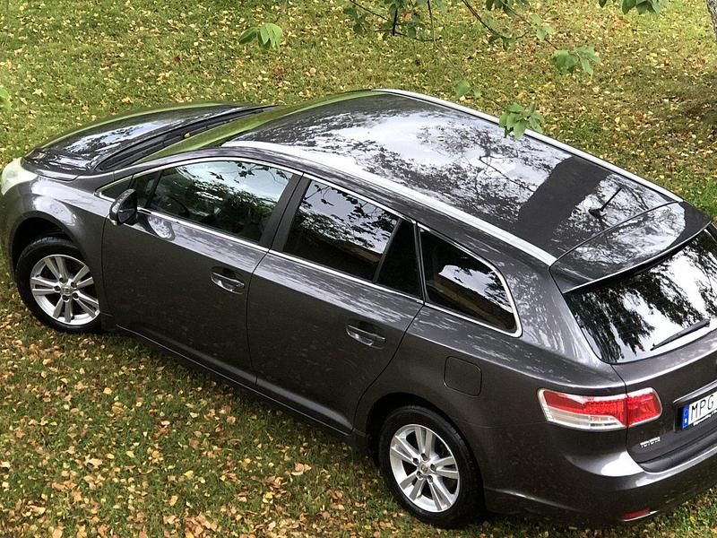 Grå Begagnad 2010 Toyota Avensis Business Edition Kombi | 59 000 kr (Marknadspris) - Bild 1/4