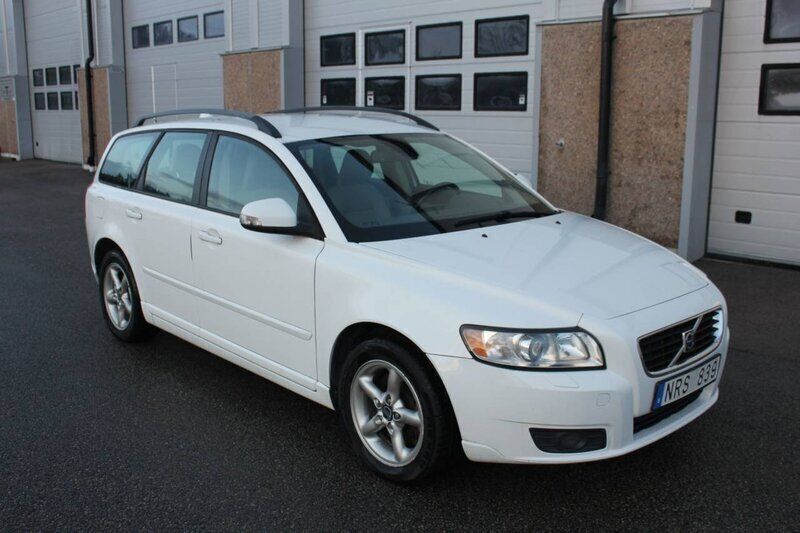 Vit Begagnad 2010 Volvo V50 Momentum Kombi | 39 999 kr (Bra pris) - Bild 1/4