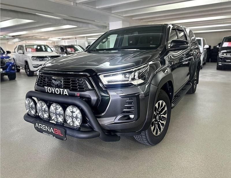 Mörkgrå (grå) Begagnad 2023 Toyota HiLux Sport Pickup | 689 900 kr - Bild 1/4