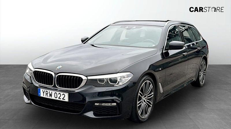 Svart Begagnad 2018 BMW 520 M Sport Kombi | 249 900 kr (Dyr) - Bild 1/4