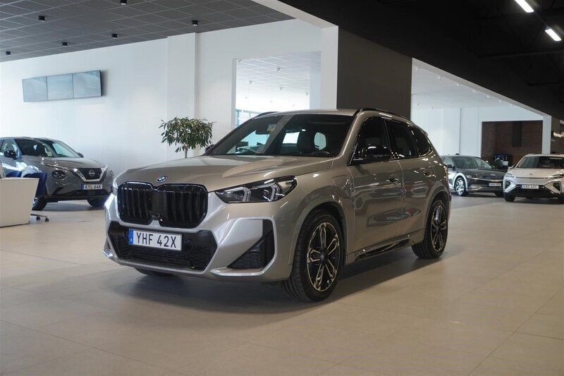 Grå/silver Begagnad 2024 BMW X1 Comfort Edition SUV | 584 800 kr (Dyr) - Bild 1/4