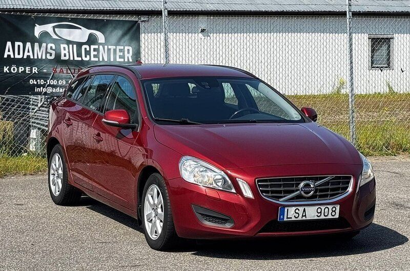 Röd Begagnad 2012 Volvo V60 Kinetic Kombi | 69 600 kr (Marknadspris) - Bild 1/4