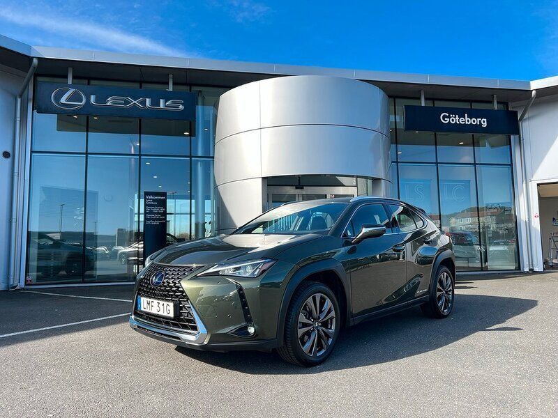 Grön (grön metallic) Begagnad 2021 Lexus UX 300e SUV | 249 000 kr (Marknadspris) - Bild 1/4