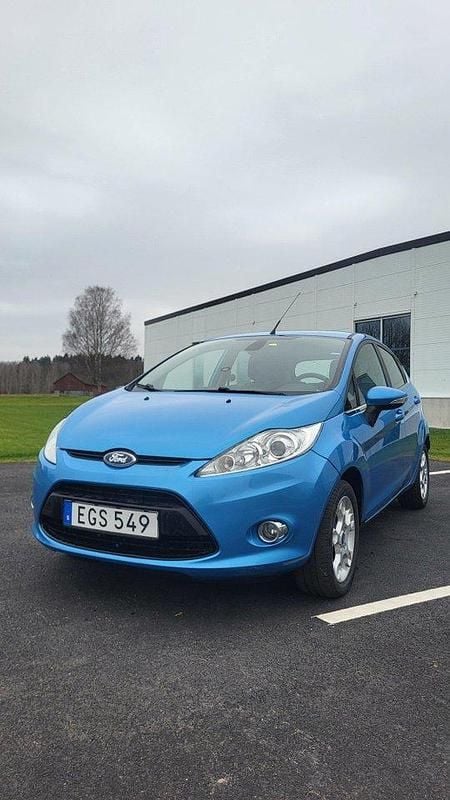 Blå Begagnad 2012 Ford Fiesta Titanium Halvkombi | 37 000 kr (Marknadspris) - Bild 1/4