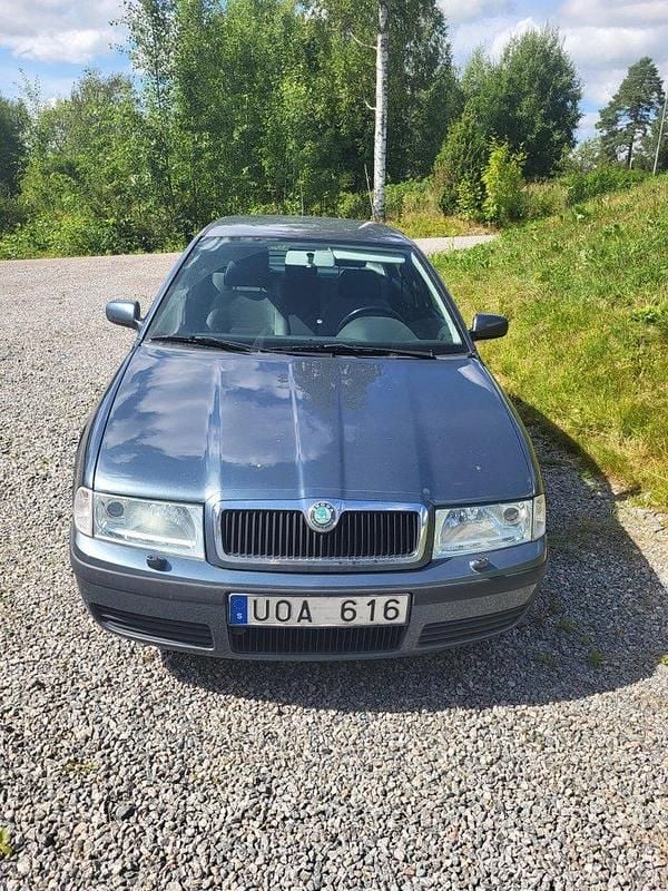 Grå Begagnad 2004 Skoda Octavia Tour Halvkombi | 10 000 kr (Superpris) - Bild 1/4
