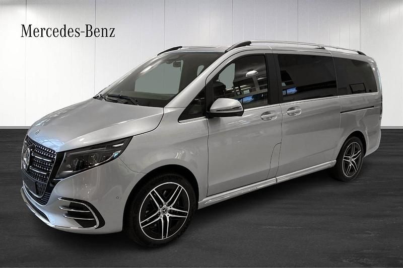 Grå Ny 2025 Mercedes V300 Avantgarde Minibuss | 961 730 kr (Lite dyr) - Bild 1/4