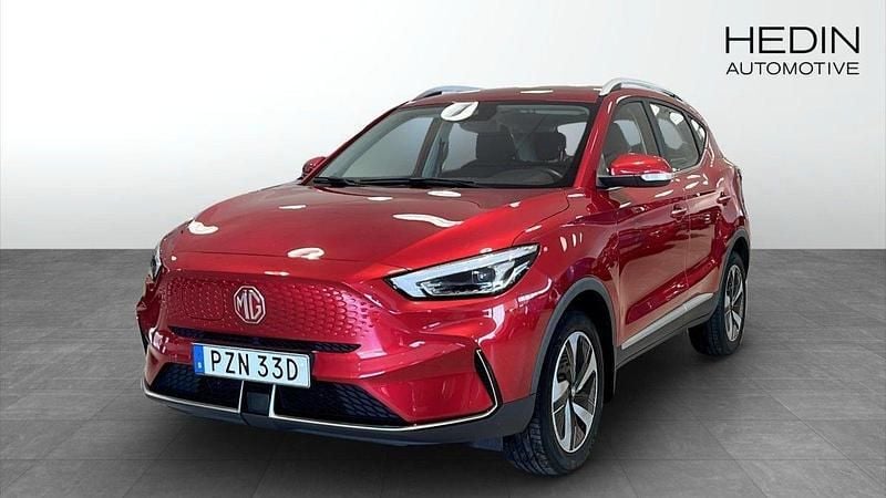 Röd (red) Begagnad 2022 MG ZS Comfort Sedan | 229 900 kr (Superpris) - Bild 1/4