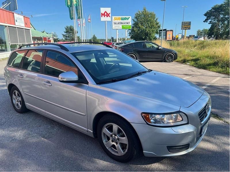 Grå Begagnad 2011 Volvo V50 Kinetic Kombi | 45 000 kr - Bild 1/4