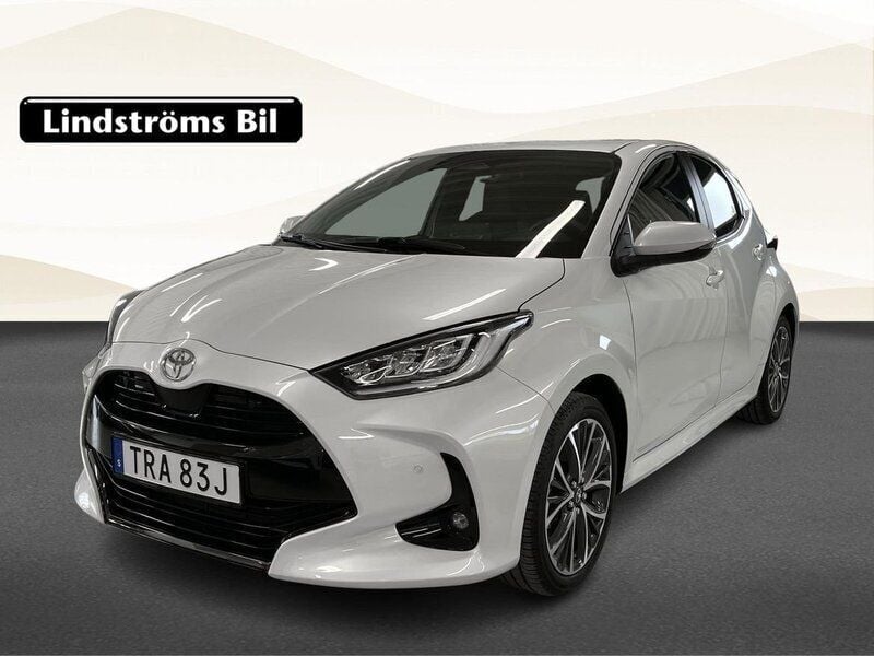 Vit Ny 2024 Toyota Yaris Hybrid Style Halvkombi | 344 800 kr (Dyr) - Bild 1/4