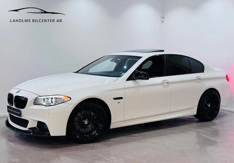 Vit Begagnad 2012 BMW 530 M Sport Sedan | 199 900 kr (Lite dyr) - Bild 1/4