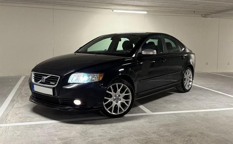 Svart Begagnad 2009 Volvo S40 R-Design Sedan | 50 000 kr (Marknadspris) - Bild 1/4