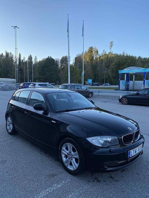Svart Begagnad 2011 BMW 116 Comfort Edition Halvkombi | 69 500 kr (Marknadspris) - Bild 1/4