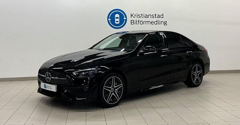 Svart Begagnad 2022 Mercedes C300e Premium Sedan | 369 900 kr (Marknadspris) - Bild 1/4