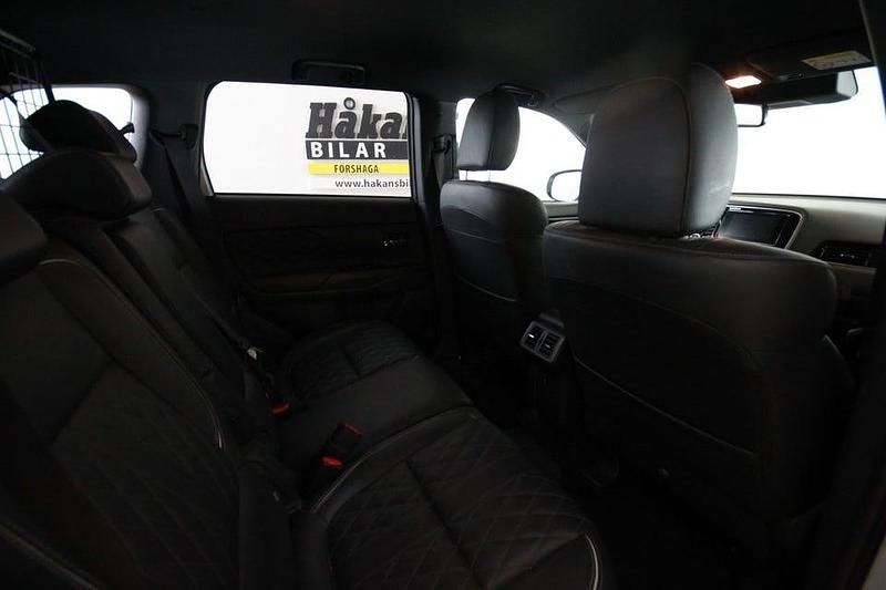 Begagnad Mitsubishi Outlander 224 HK (164 kW) 2019 Silver SUV