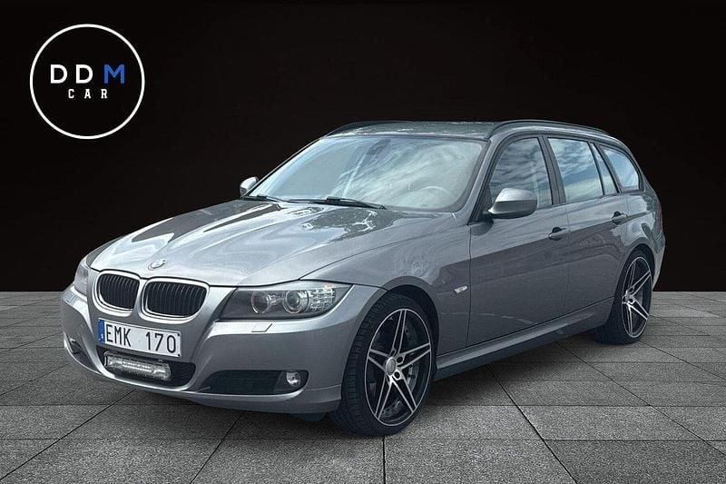 Grå Begagnad 2011 BMW 318 Kombi | 49 900 kr (Superpris) - Bild 1/4
