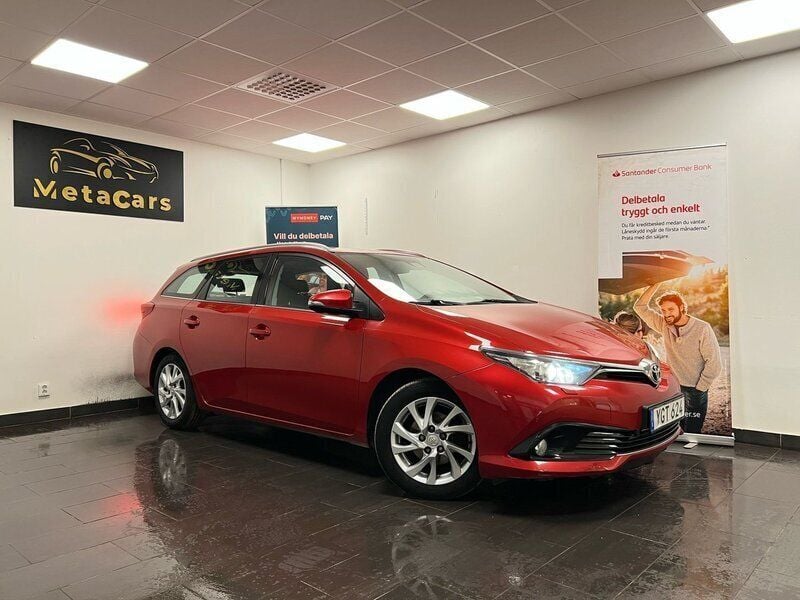 Mörkröd (röd) Begagnad 2016 Toyota Auris Active Kombi | 79 900 kr (Marknadspris) - Bild 1/4
