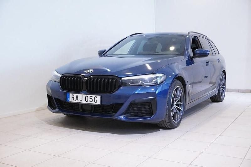 Blå Begagnad 2020 BMW 520 M Sport Kombi | 299 900 kr (Marknadspris) - Bild 1/4