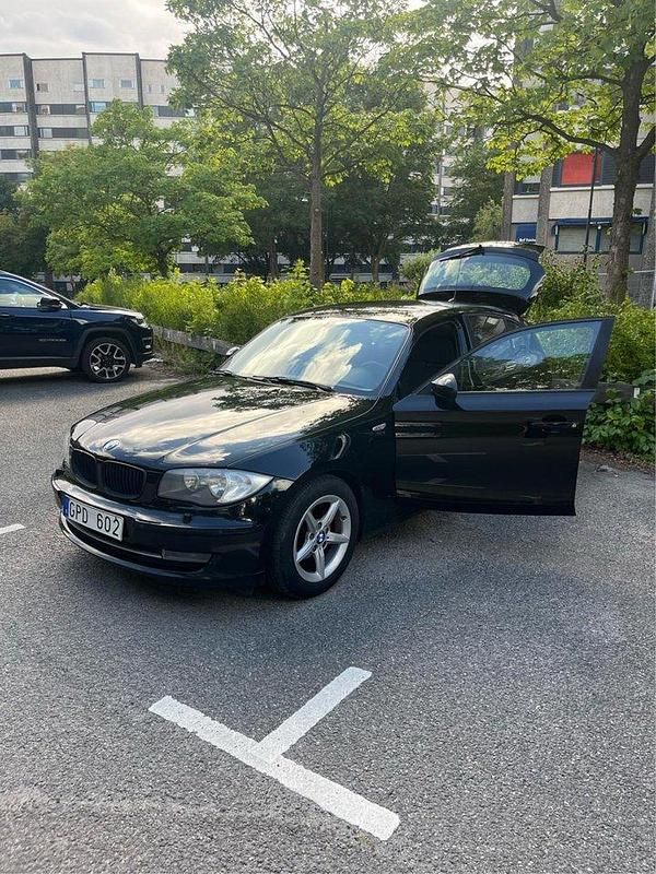 Svart Begagnad 2008 BMW 118 Advantage Halvkombi | 35 000 kr (Bra pris) - Bild 1/4