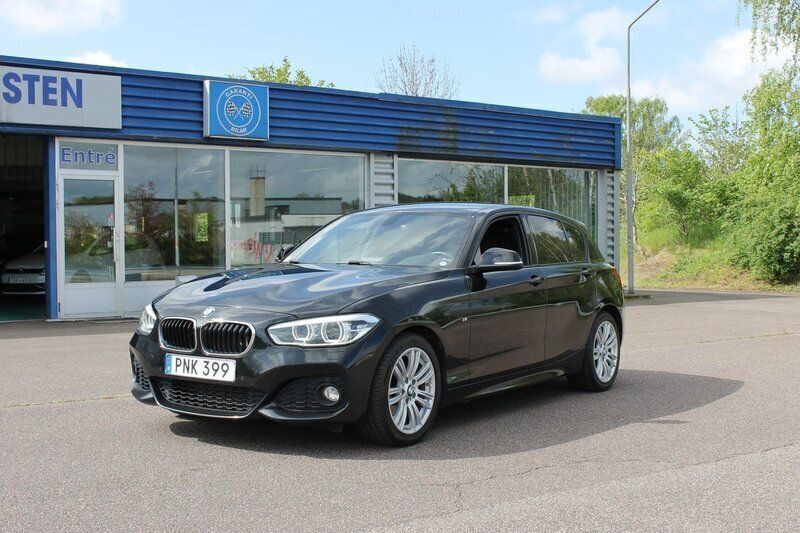 Svart (sapphire black metallic) Begagnad 2015 BMW 118 M Sport Halvkombi | 189 800 kr (Lite dyr) - Bild 1/4