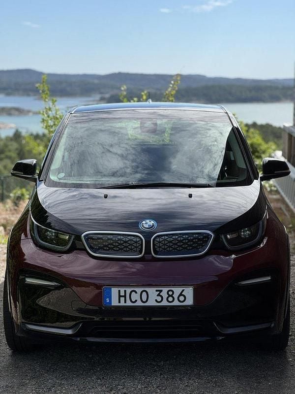 Röd Begagnad 2022 BMW i3 Halvkombi | 278 000 kr (Dyr) - Bild 1/4
